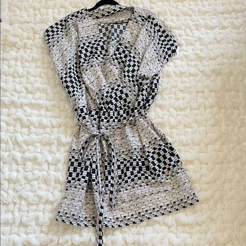 Never worn faux wrap dress with belt tie. Light weight, hits just at knee. 3x
